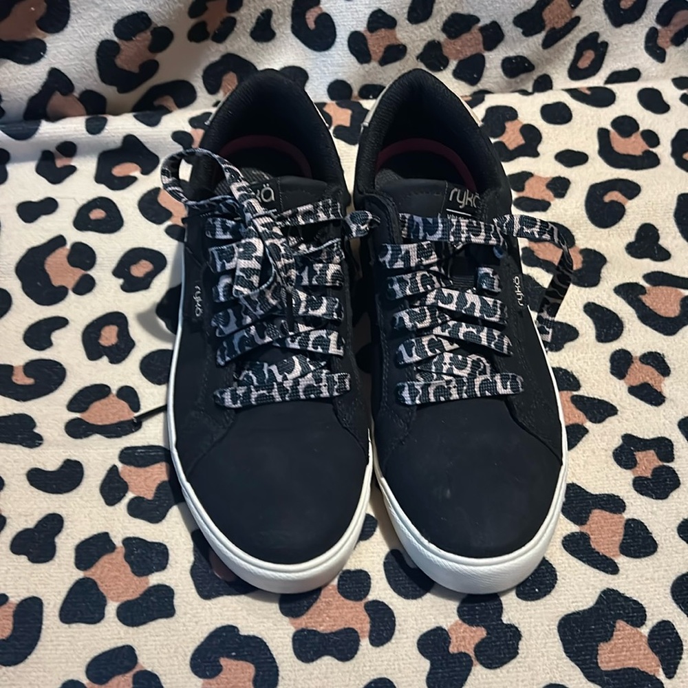 Ryka Women’s Viv Classic, Casual classic low-top sneaker, roomy toe box